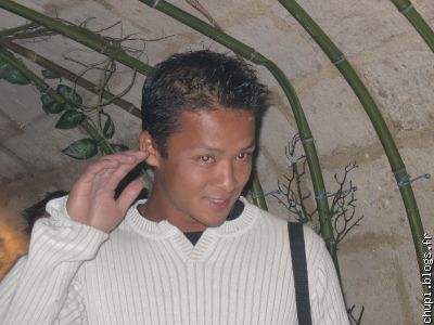 guillaume et son faux sourire.... la main lev�e prete a frapper!!!!!